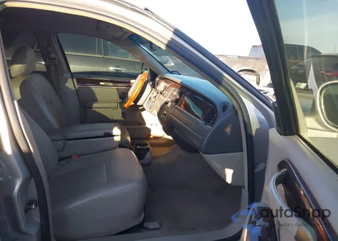 2009 Lincoln Town Car Signature Limited from USA, damaged, VIN 2LNHM82V89X617073